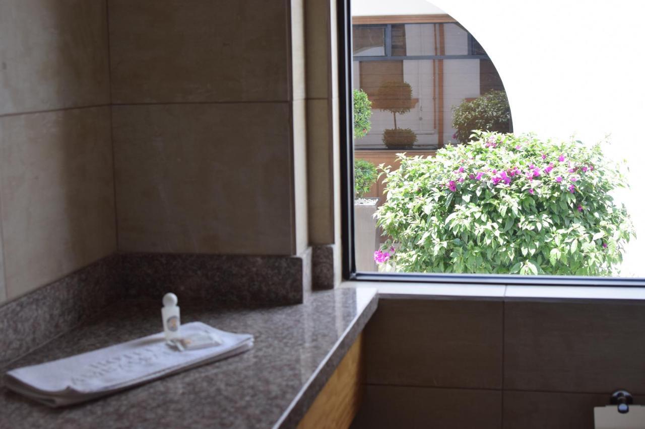 Hotel Ambassador Quito Bagian luar foto